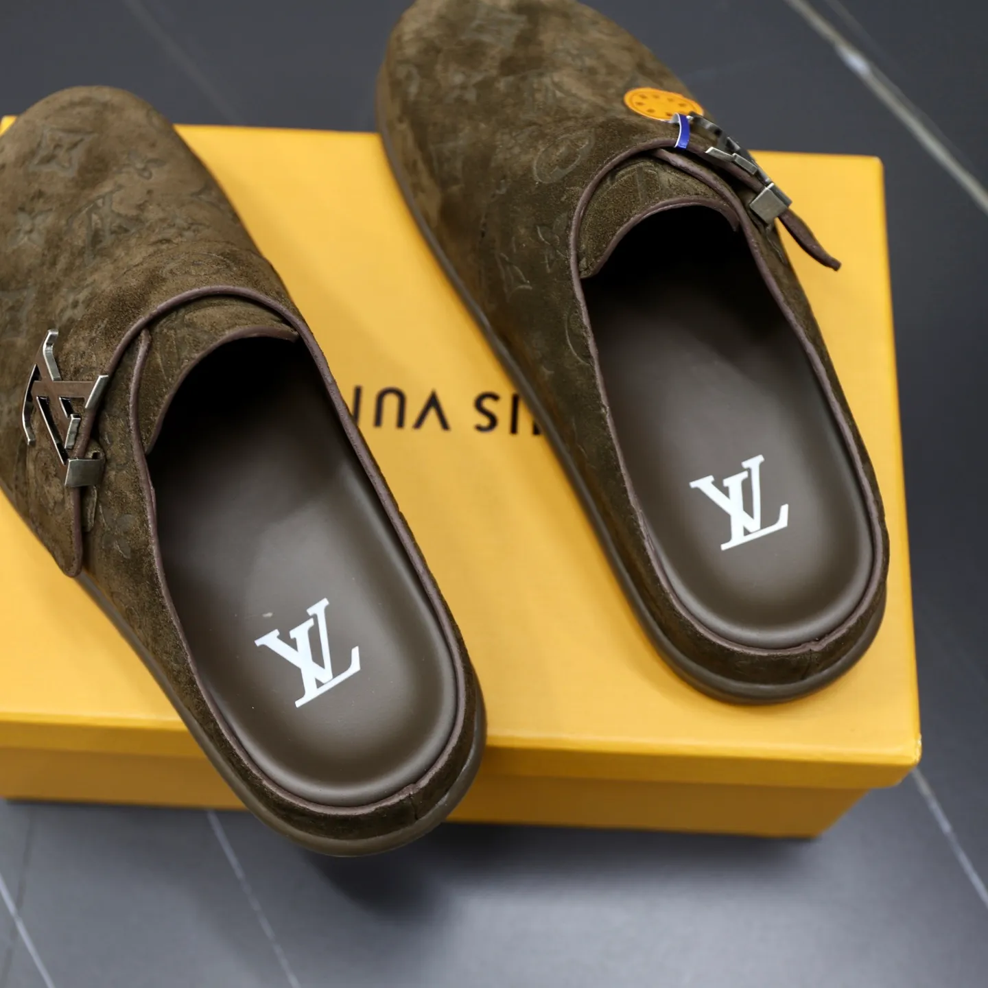 Ex-factory price: 520💰🙅‍♂️🙅‍♂️🙅‍♂️Birkenstock Brand: LV Louis Vuitton Standard code: 38-45 (cowhide lining) Grade: Same as the official website Material: Original leather design Original rubber wear-resistant molded outsole Style category: Men's fashion sandals Distinguished luxury brand elements Top luxury Color: Actual picture color